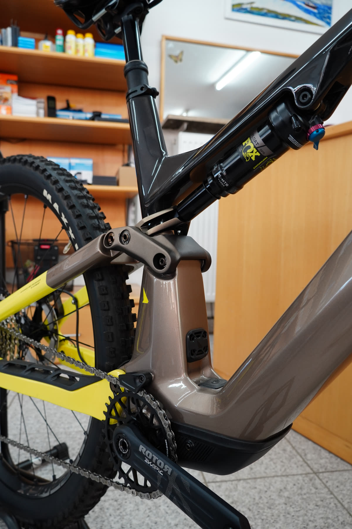 E-MTB Detail mit Fox-Fahrwerk